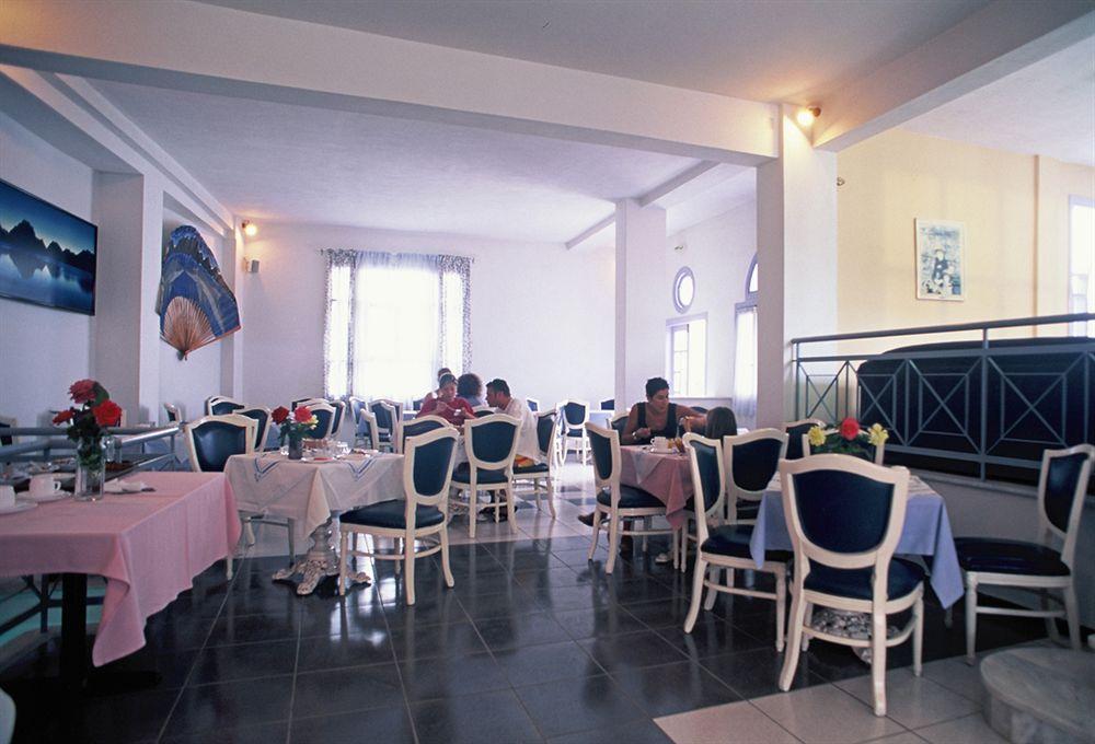 סקופלוס טאון Dolphin Hotel מראה חיצוני תמונה